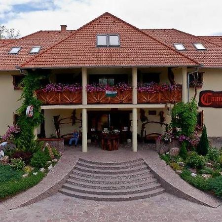 Camelot Club Hotel Vác Buitenkant foto