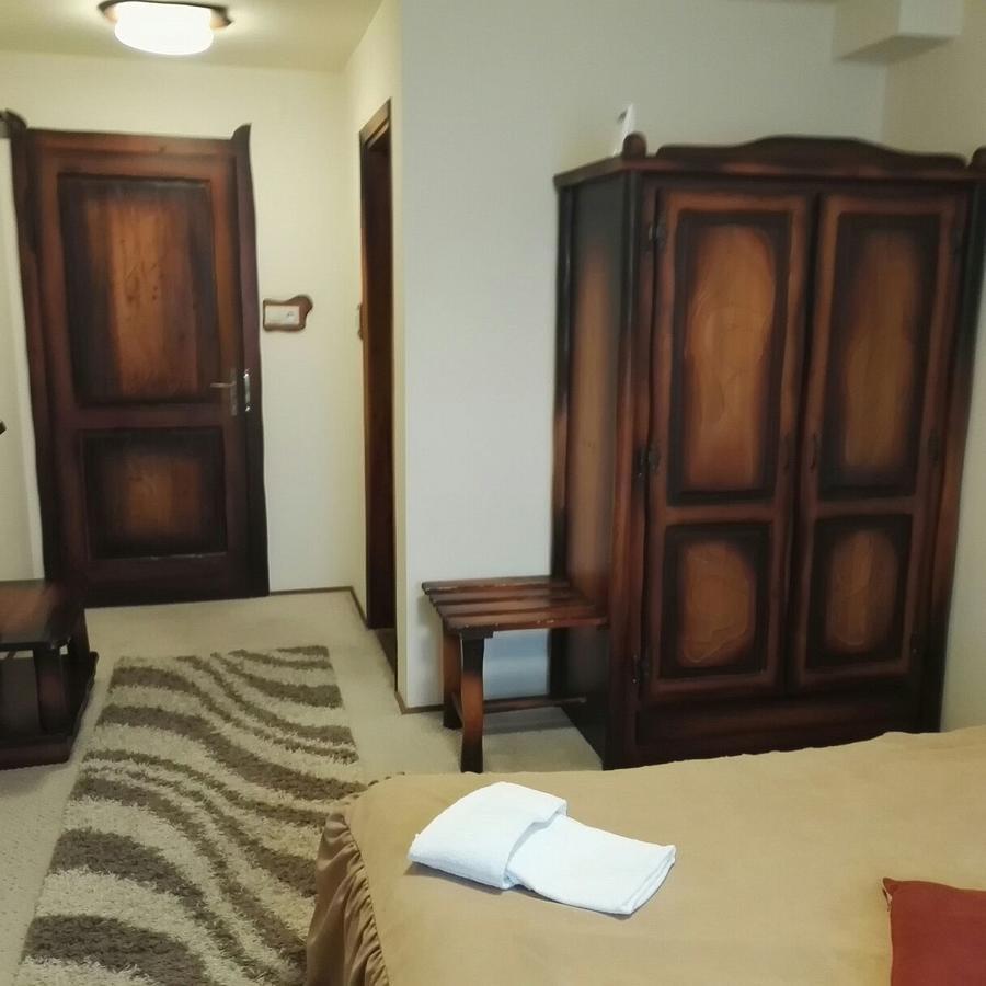 Camelot Club Hotel Vác Buitenkant foto