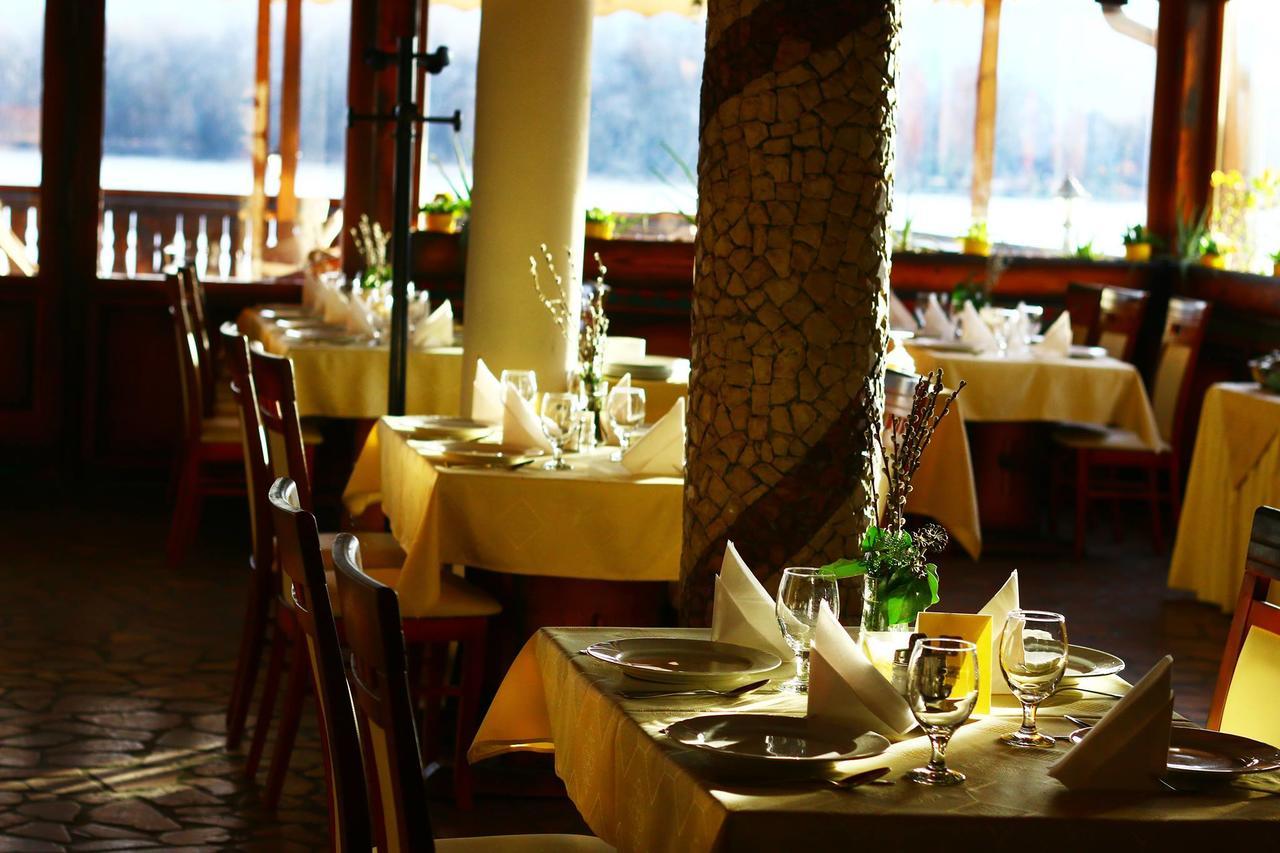 Camelot Club Hotel Vác Buitenkant foto