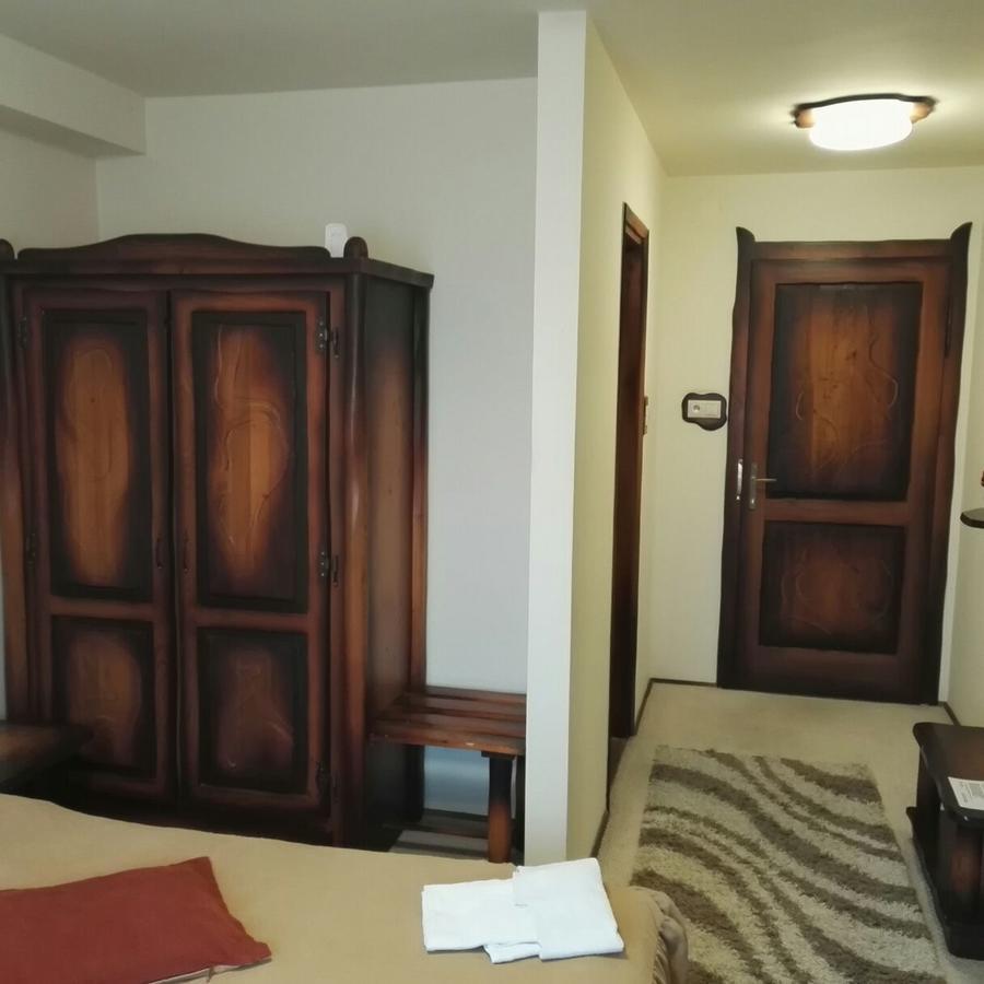 Camelot Club Hotel Vác Buitenkant foto