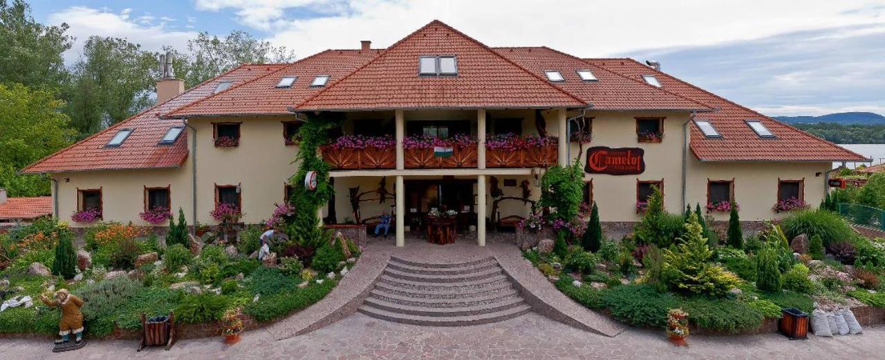 Camelot Club Hotel Vác Buitenkant foto