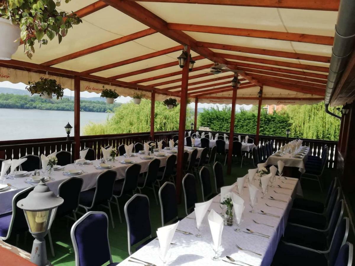 Camelot Club Hotel Vác Buitenkant foto