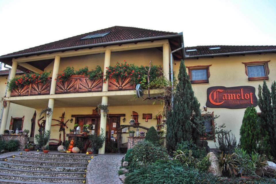 Camelot Club Hotel Vác Buitenkant foto